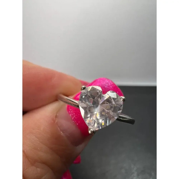 Cubic zirconia heart ring in sterling silver size 9 - Picture 1 of 11